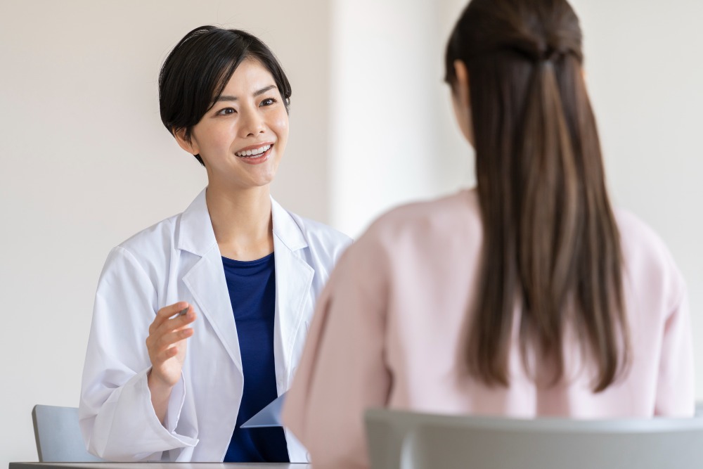 女性の医師と患者