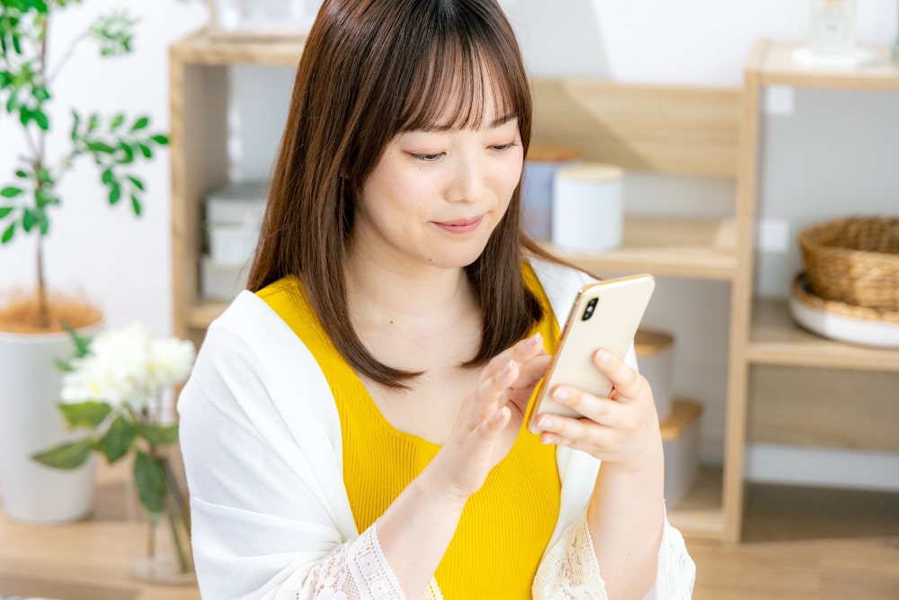 スマホで美容クリニックを調べる女性