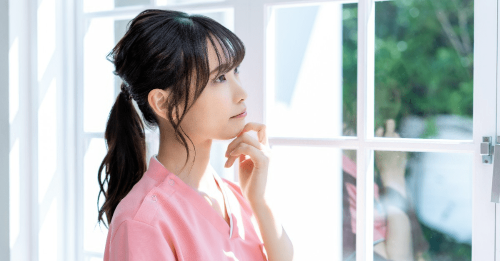 考える女性看護師