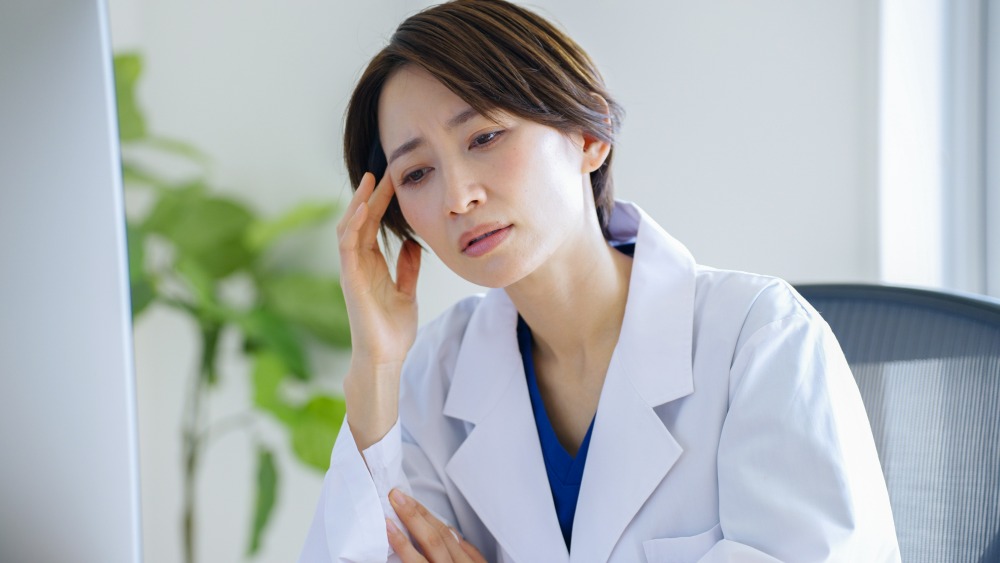 悩む女性医師