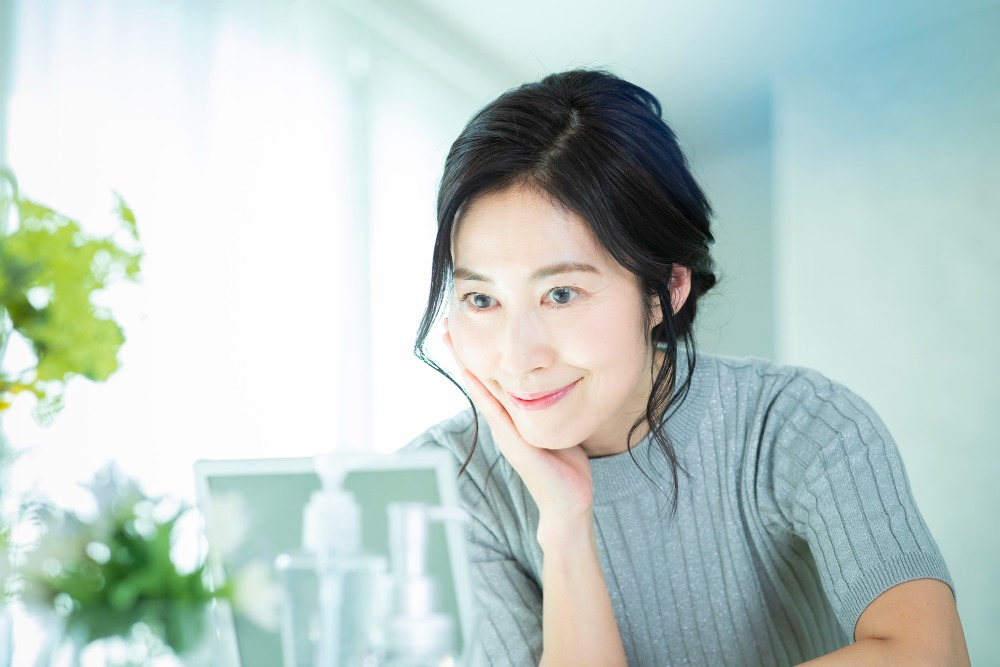 鏡を見る女性